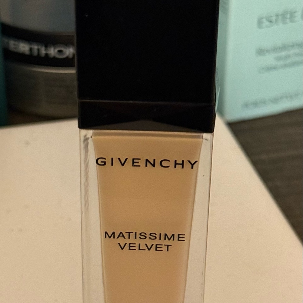 Givenchy Matissime Velvet Foundation-#01 Radiant Matte Fluid